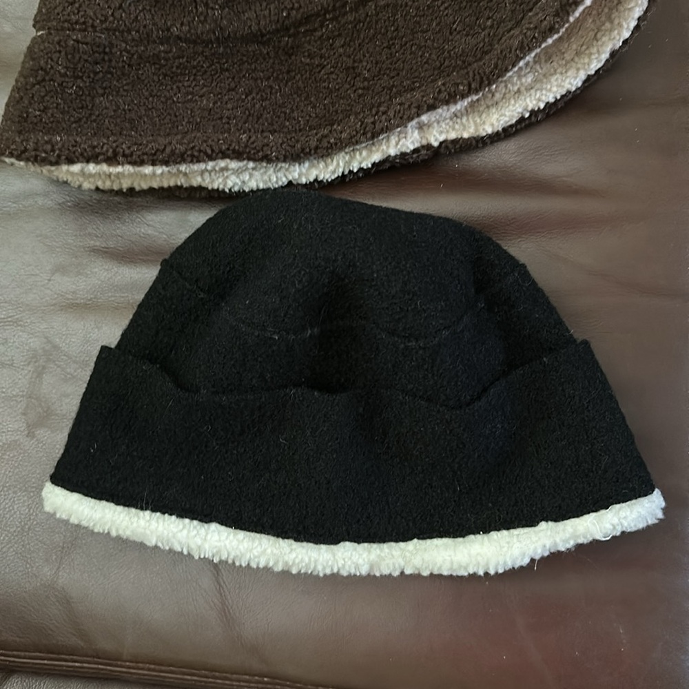 Two winter hats - Picture 3 of 6